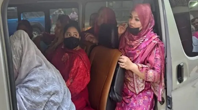 ধানমন্ডিতে আ.লীগের ঝটিকা মিছিল, ৭ নেত্রী আটক 